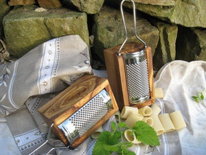 Hartkäse- & Muskatreibe aus Olivenholz - Elysera