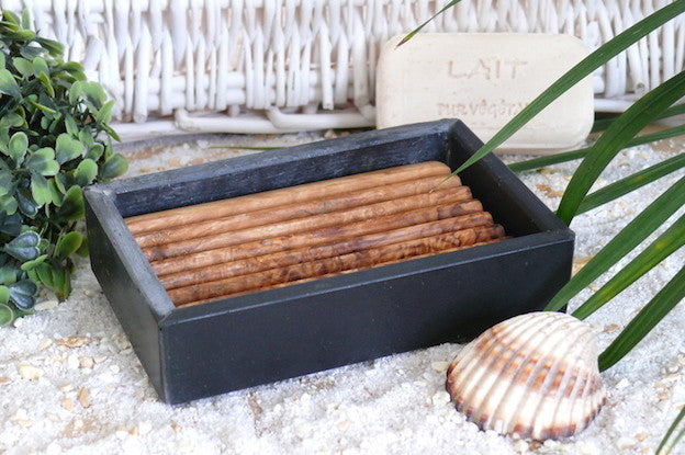 Seifenschale SCHIEFER mit Rillen-Inlay aus Olivenholz - Elysera