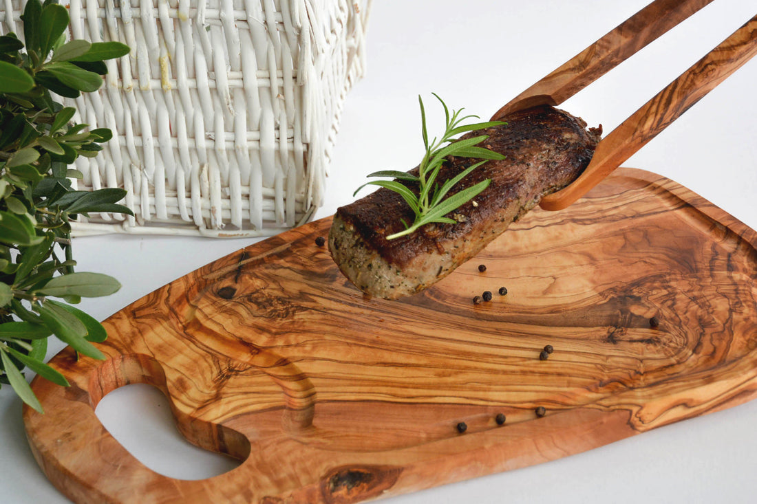 Steakbrett mit Lasche & Saftrille aus Olivenholz - Elysera