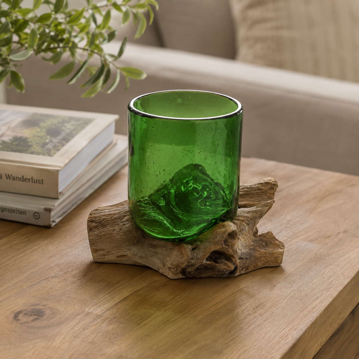 Glas aus recycelten Bierflaschen auf Holzsockel