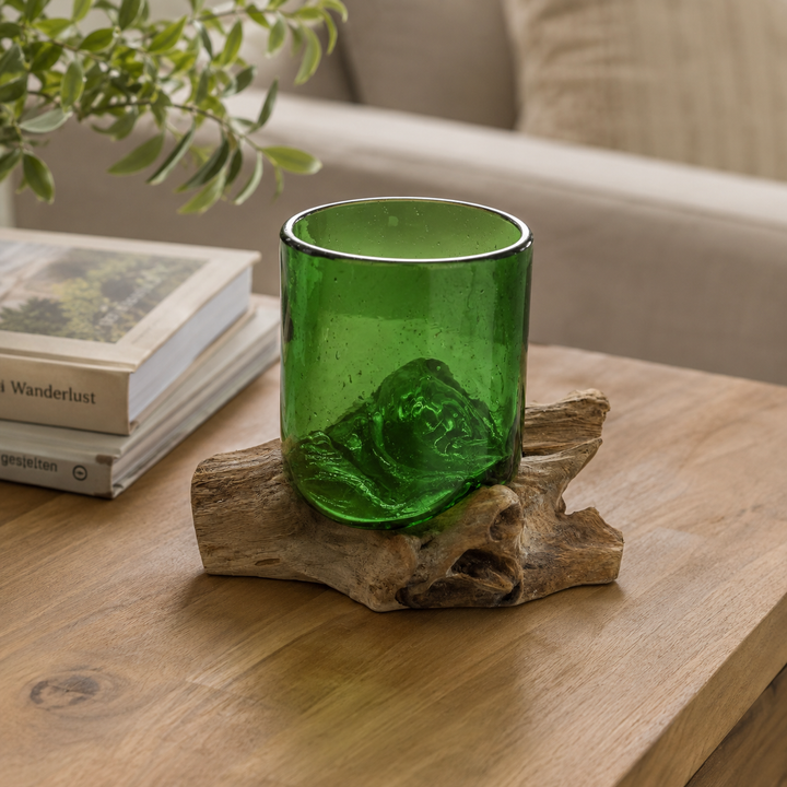 Glas aus recycelten Bierflaschen auf Holzsockel