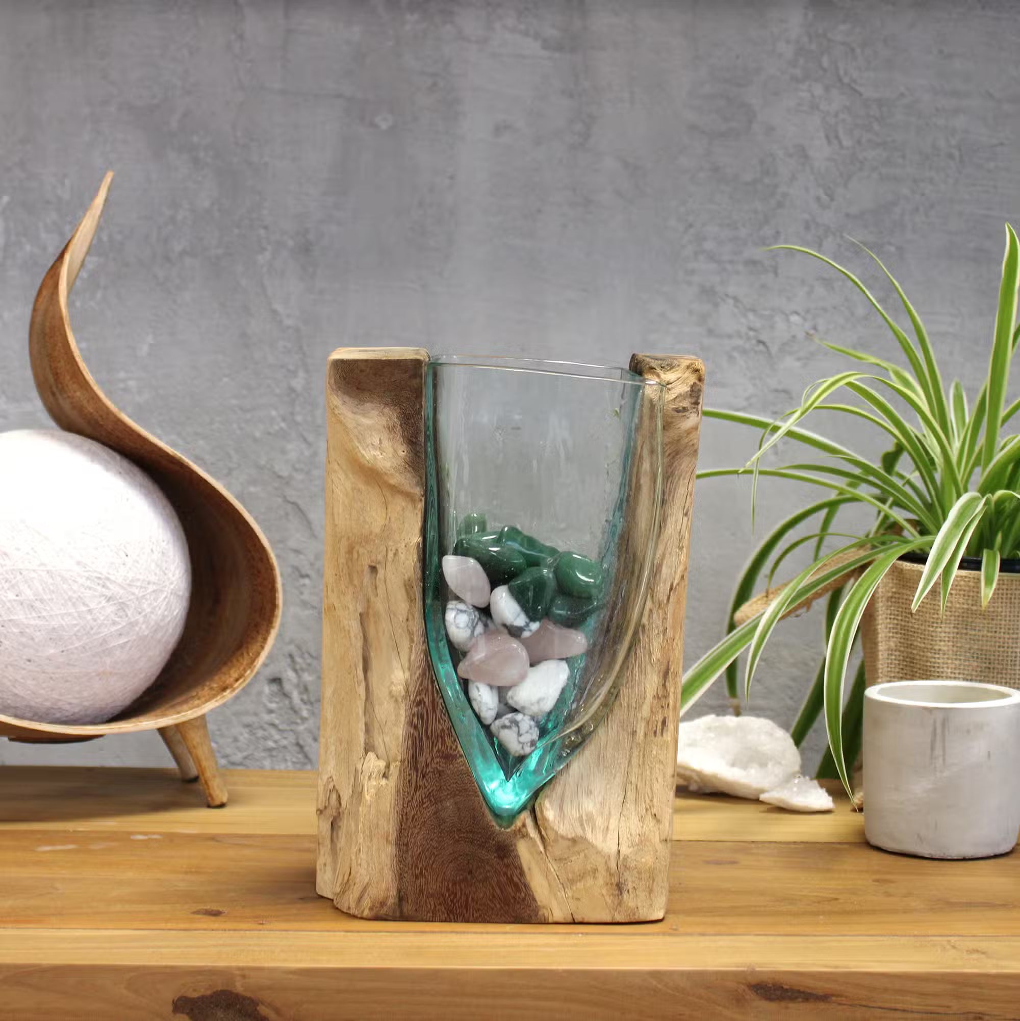 Glasvase aus Recyclingglas auf Gamalholz – 24,5 cm