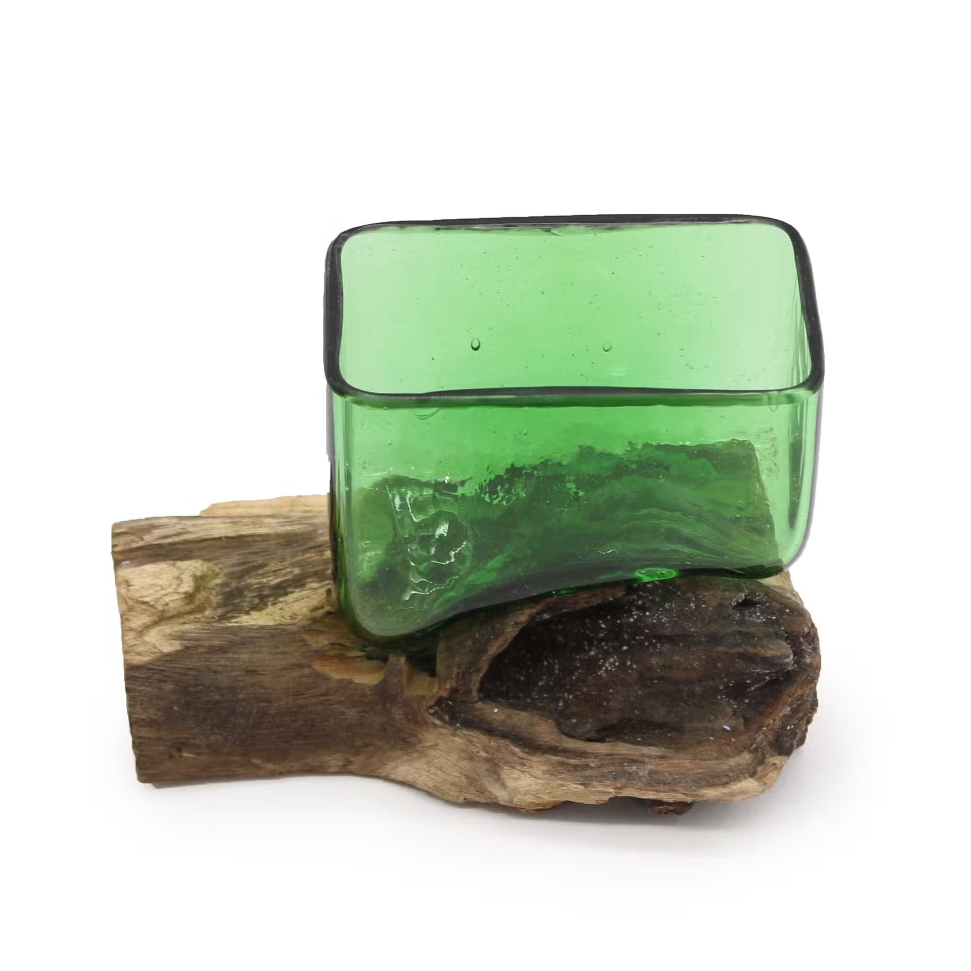 Glasschale aus recycelten Bierflaschen auf Holzsockel