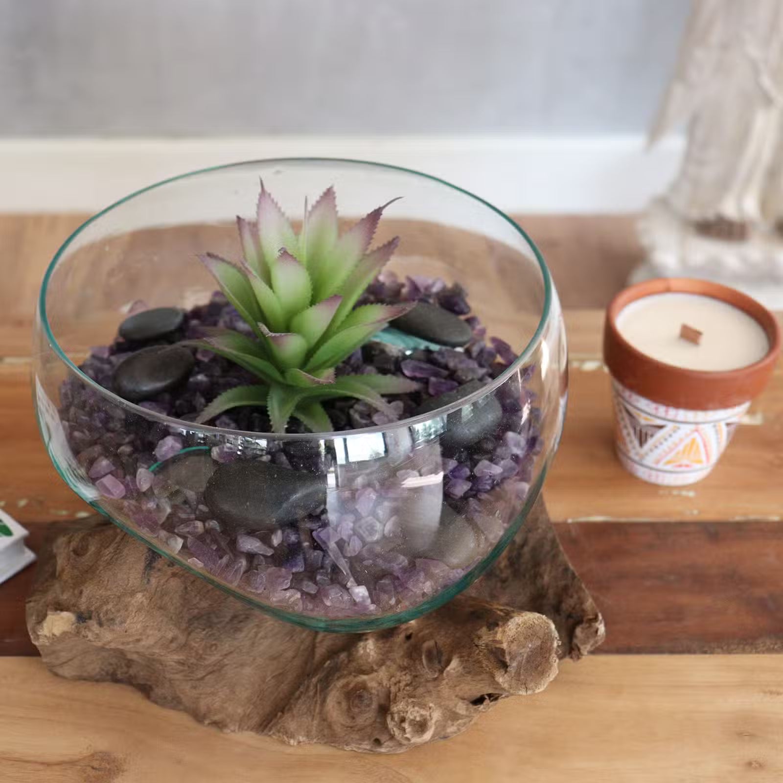 Große Glasschale aus Recyclingglas auf Gamalholz