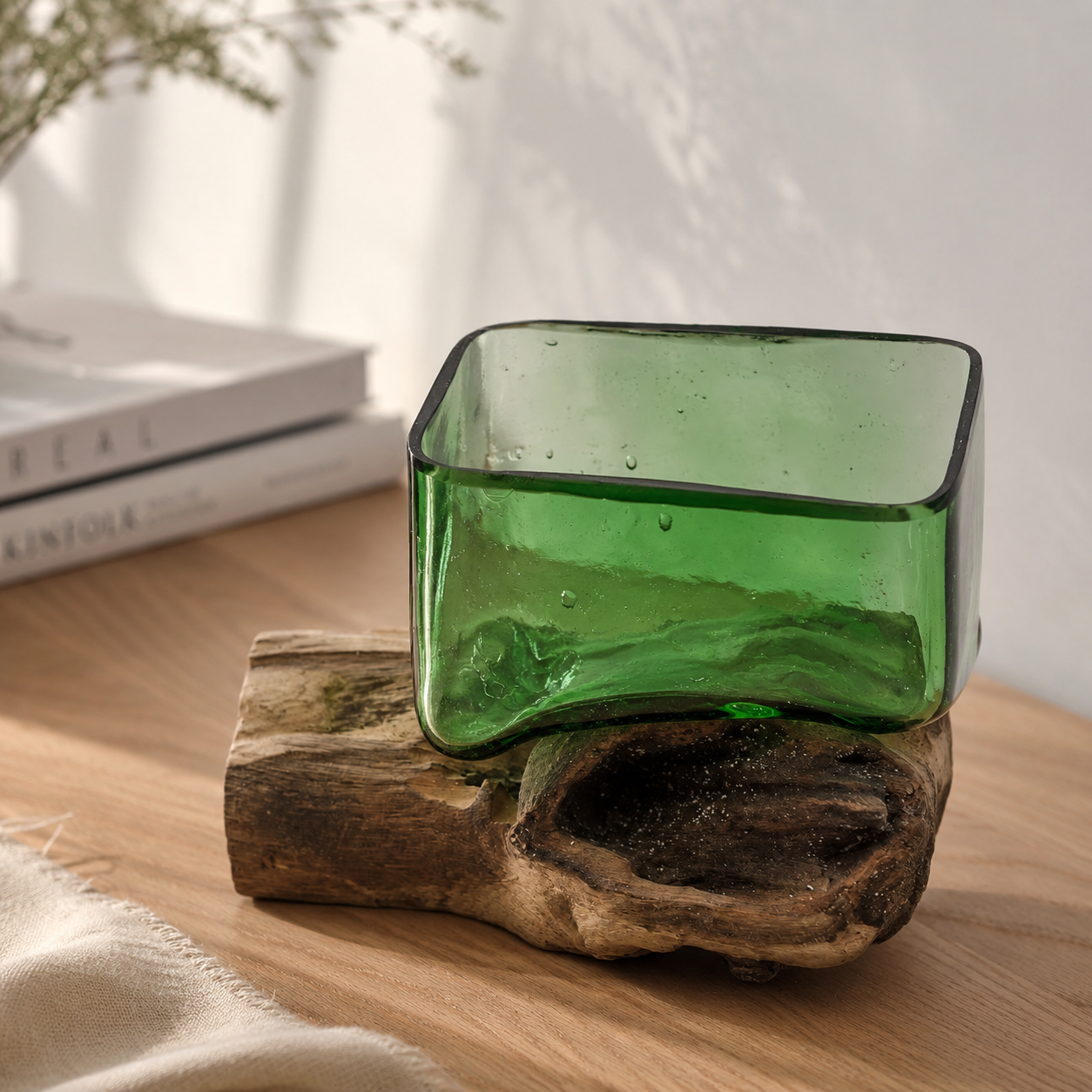 Glasschale aus recycelten Bierflaschen auf Holzsockel