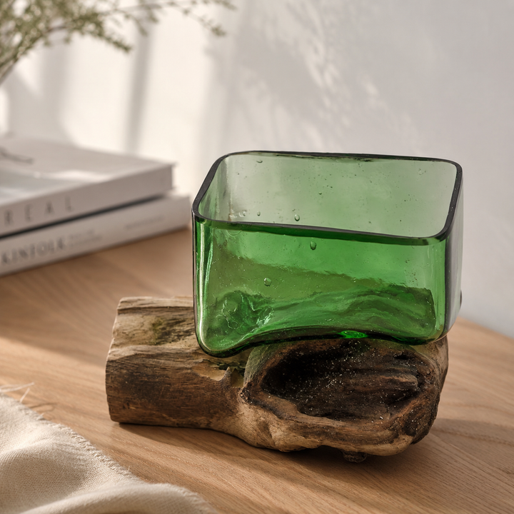 Glasschale aus recycelten Bierflaschen auf Holzsockel