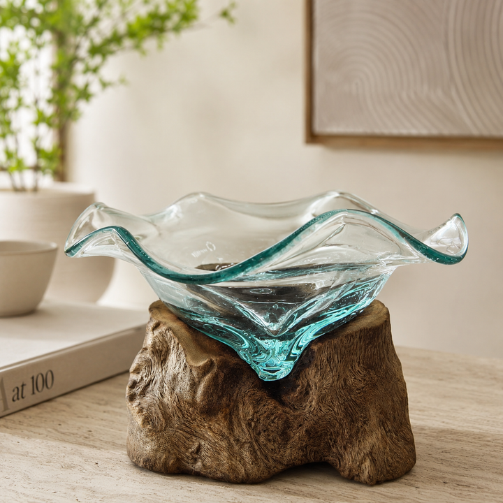 Glasschale aus Recyclingglas auf Gamalholz