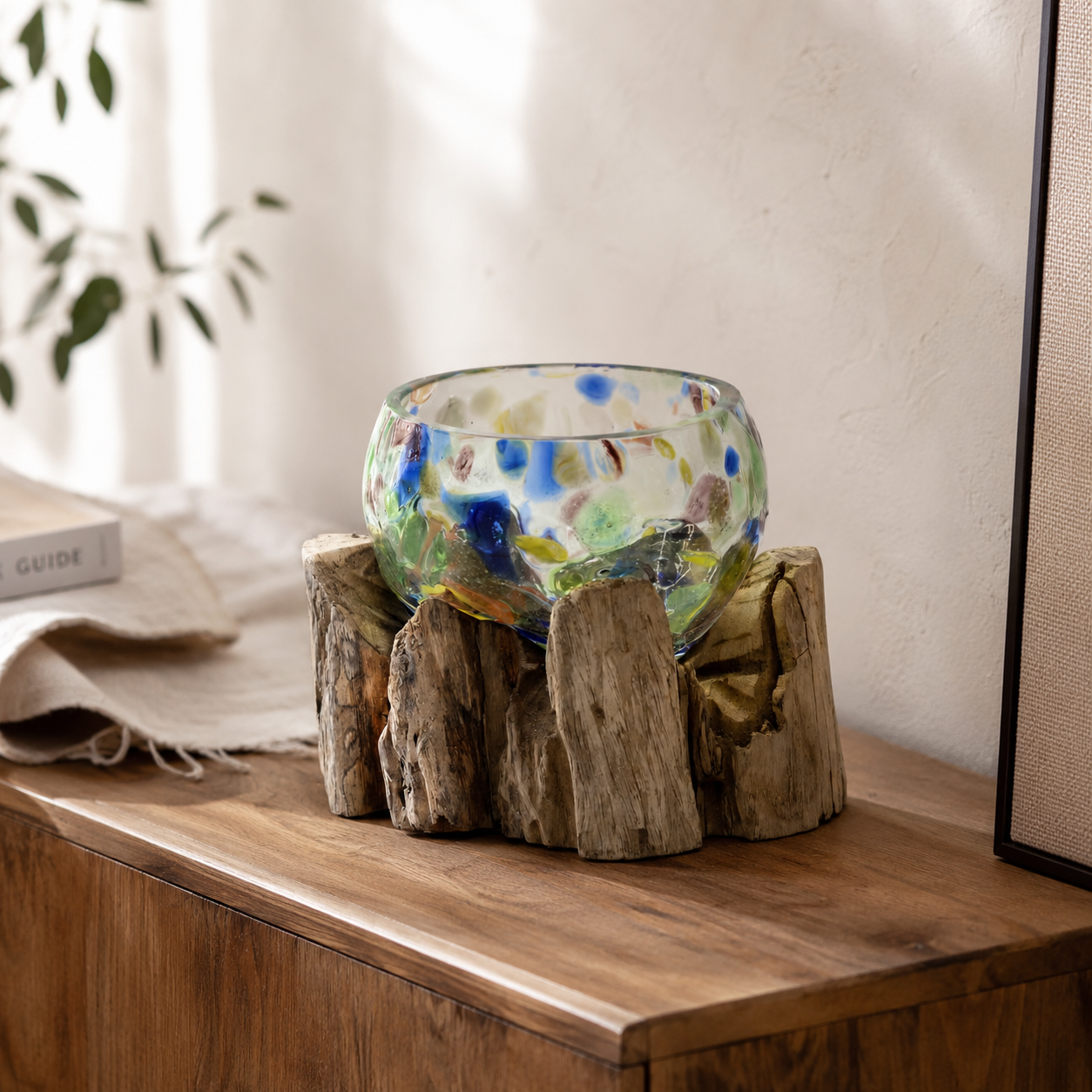 Glasschale aus Recyclingglas auf Gamalholz - klein