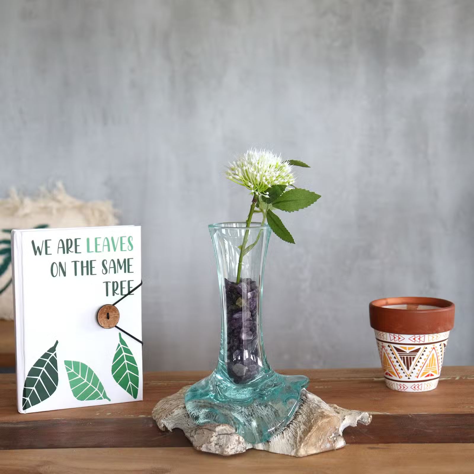 Glasvase aus Recyclingglas auf Whitewash-Gamalholz