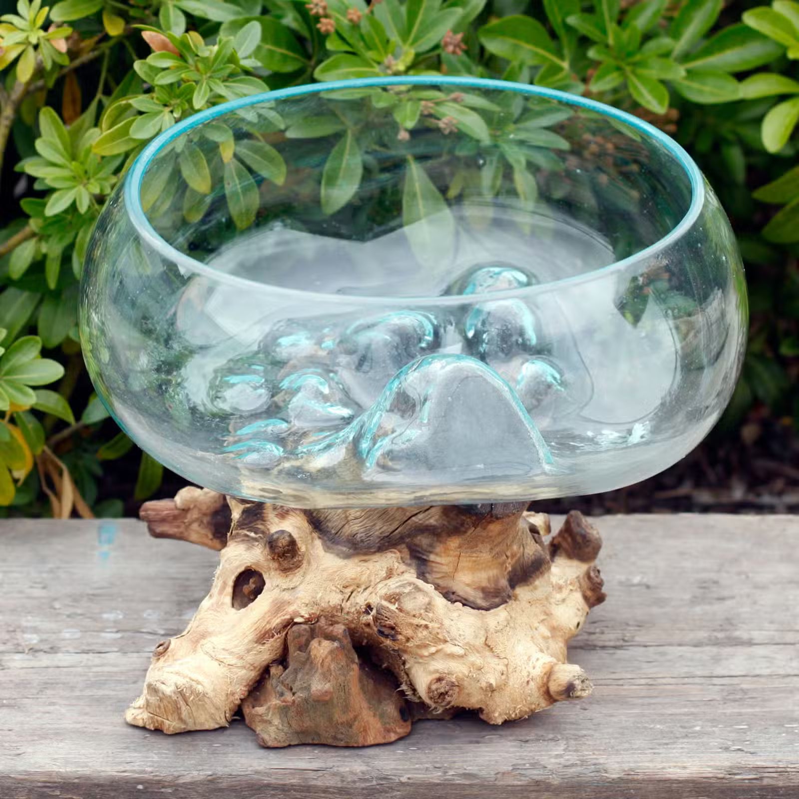 Große Glasschale aus Recyclingglas auf Gamalholz