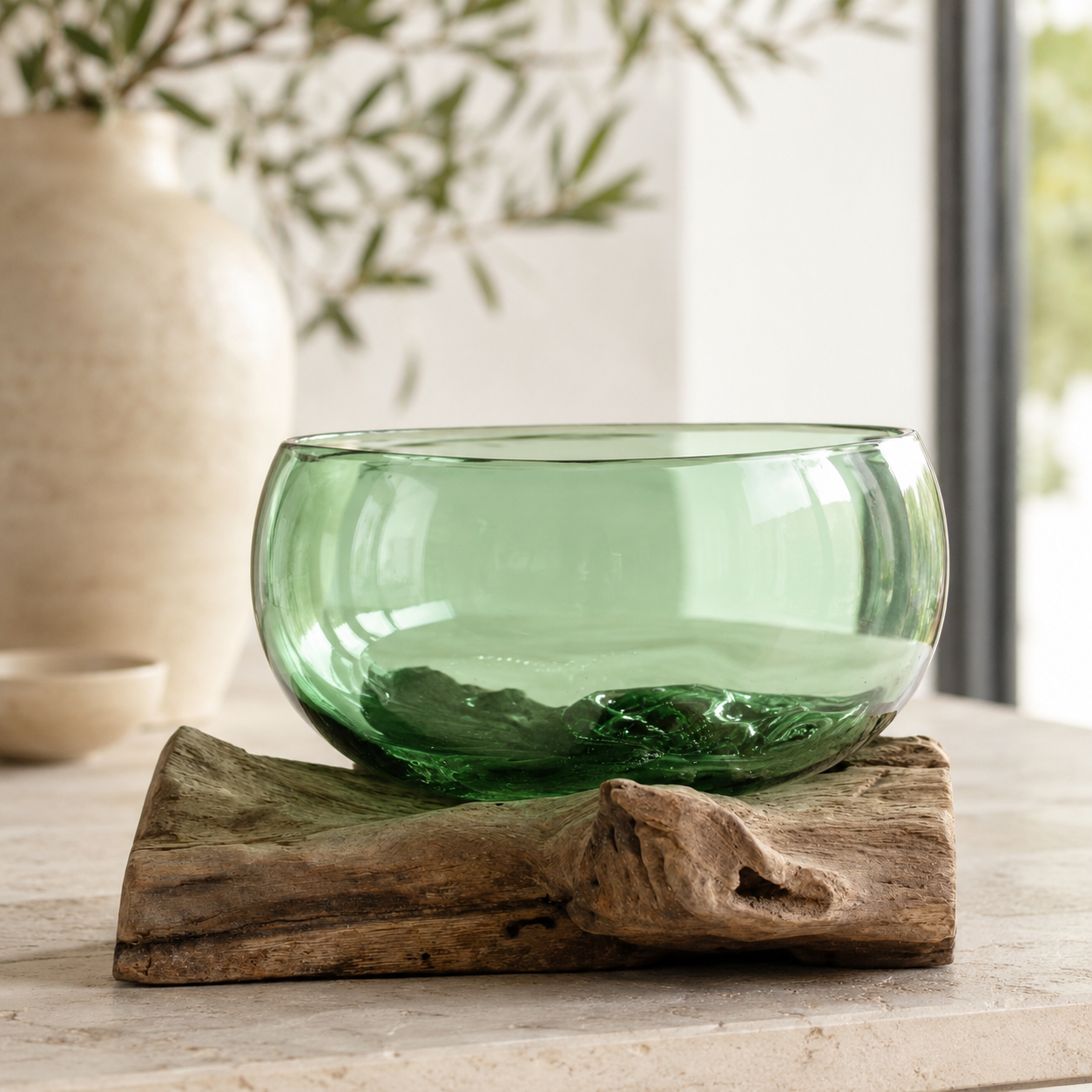 Grüne Glasschale aus Recyclingglas auf Gamalholz – 600 ml