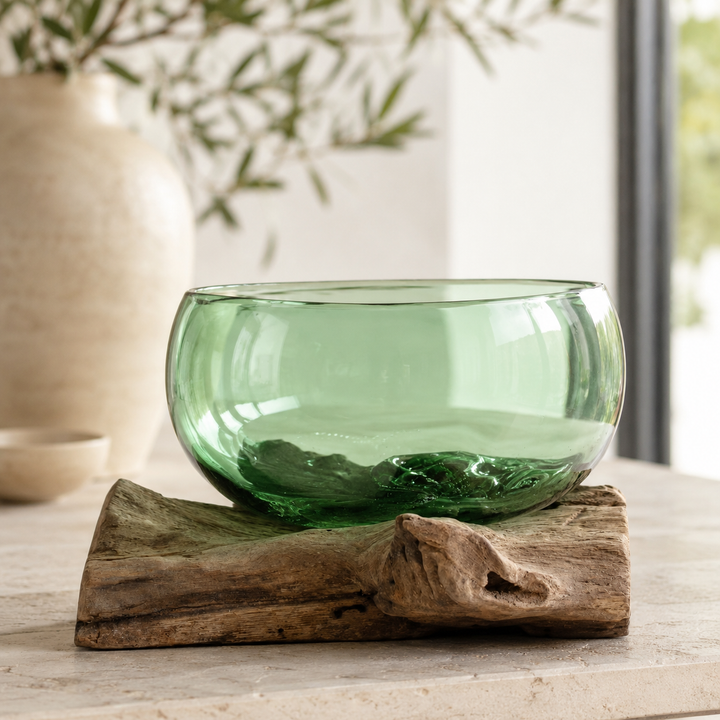 Grüne Glasschale aus Recyclingglas auf Gamalholz – 600 ml