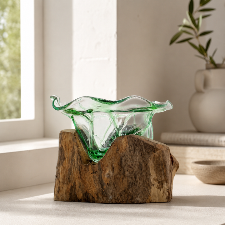 Grüne Glasschale aus Recyclingglas auf Holz – 14 cm