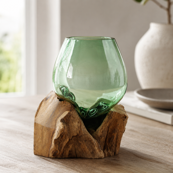 Grünes Glasgefäß aus Recyclingglas auf Gamalholz – 18 cm