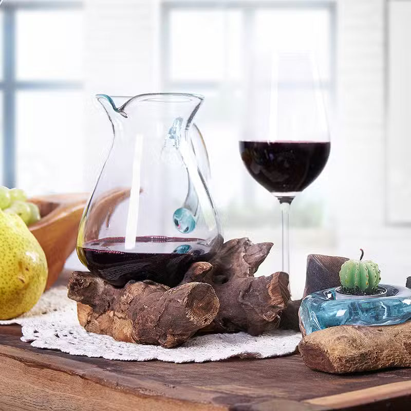 Wasserkrug aus Recyclingglas auf Gamalholz