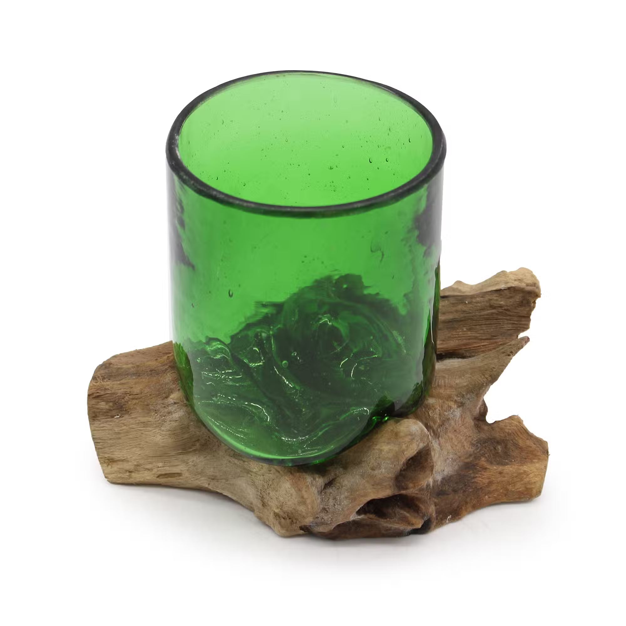 Glas aus recycelten Bierflaschen auf Holzsockel