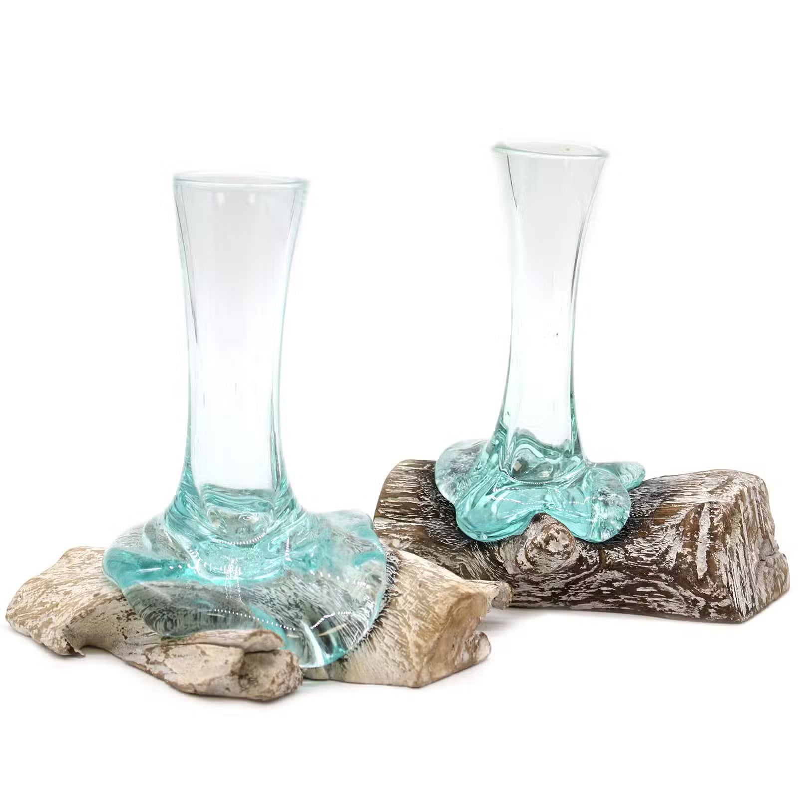 Glasvase aus Recyclingglas auf Whitewash-Gamalholz