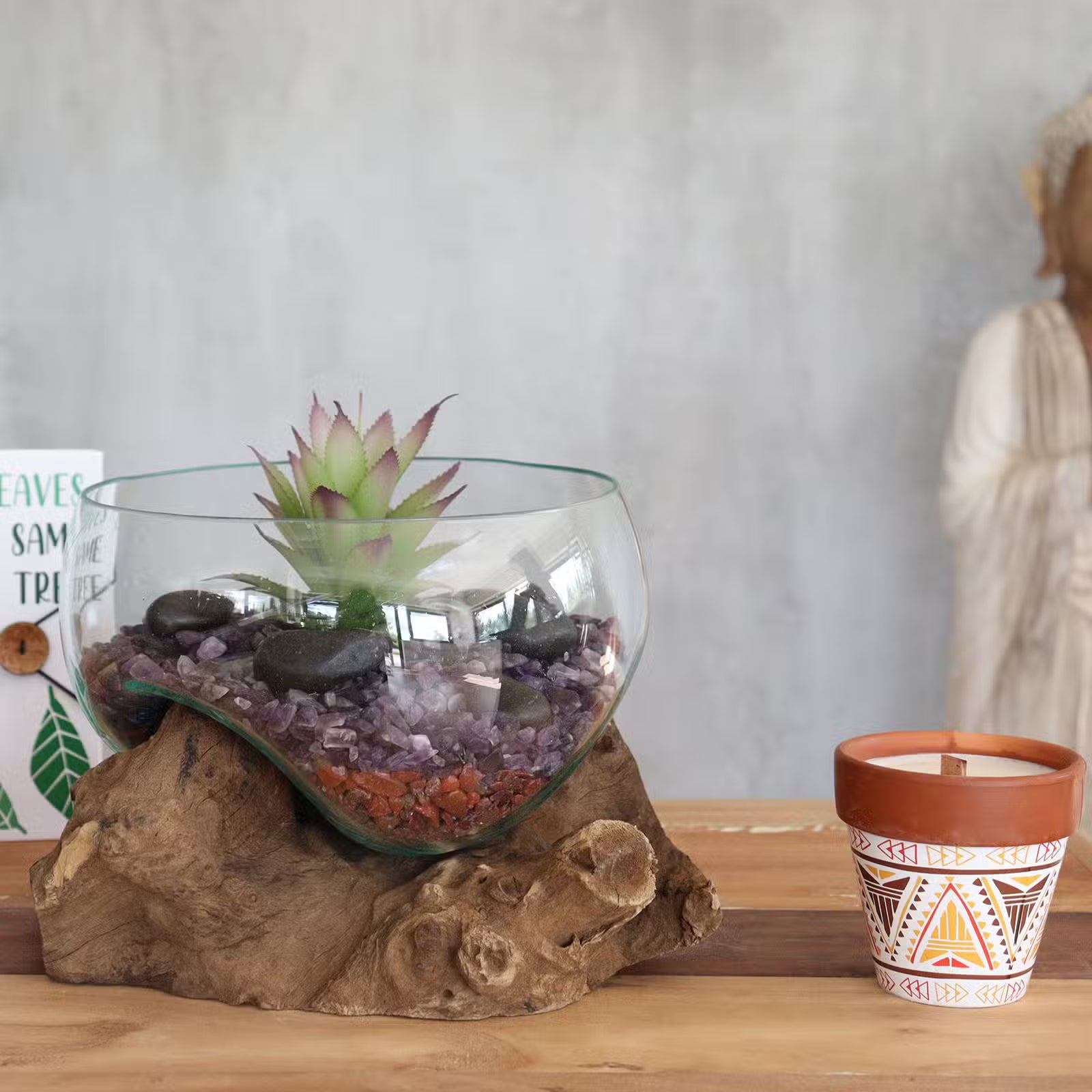 Große Glasschale aus Recyclingglas auf Gamalholz