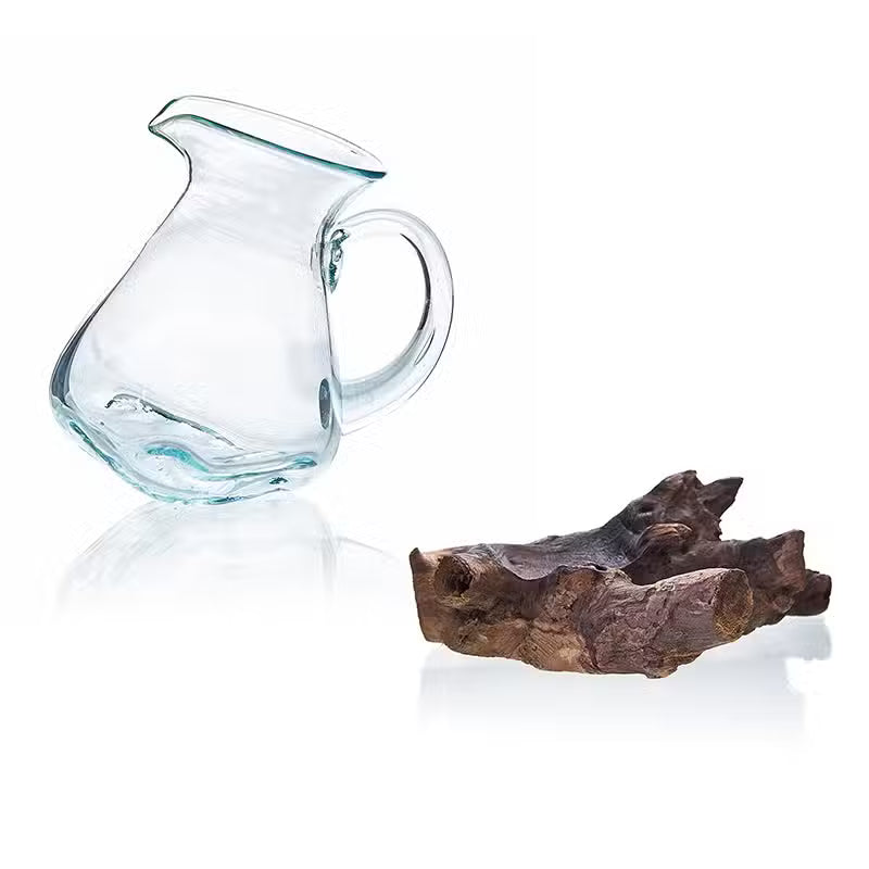 Wasserkrug aus Recyclingglas auf Gamalholz