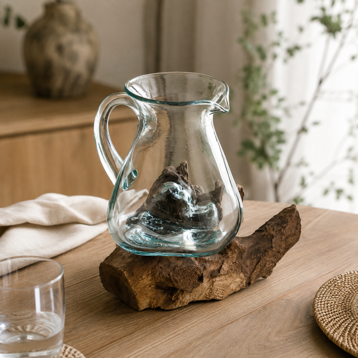 Wasserkrug aus Recyclingglas auf Gamalholz