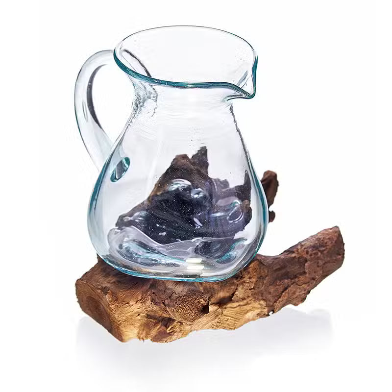 Wasserkrug aus Recyclingglas auf Gamalholz