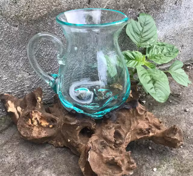 Wasserkrug aus Recyclingglas auf Gamalholz
